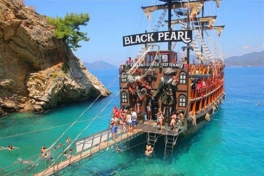 Ölüdeniz Tekne Turu Black Pearl : 1300 ₺    gidiş 10:30 dönüş 17:00 dahil olanlar öğlen yemeği köpük partisi. Lokasyon; mavi mağara, kelebekler vadisi, St. Nikolas, akvaryum koyu, soğuk su, deve plajı ⛵️ Ölüdeniz Boat Tour Black Pearl 20£: departure 10:30, return 17:00. Includes lunch and foam party. Locations: Blue Cave, Butterfly Valley, St. Nicholas, Aquarium Bay, Cold Water, Camel Beach.